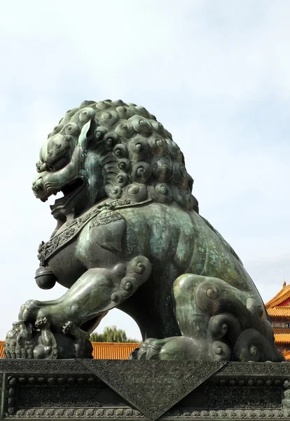 Leão na entrada da Cidade Proibida em Pequim, China — Fotografia de Stock