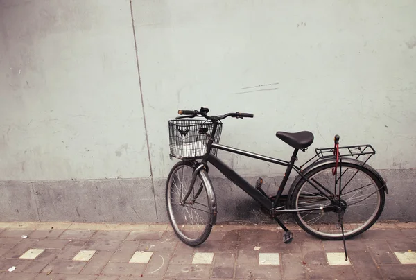 Altes Fahrrad gegen Wand — Stockfoto