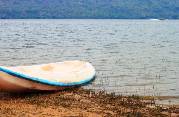 Boat and river — Stock Photo, Image