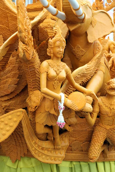 Eine Kerze schnitzende aktive Festbuddhistin verliehen — Stockfoto