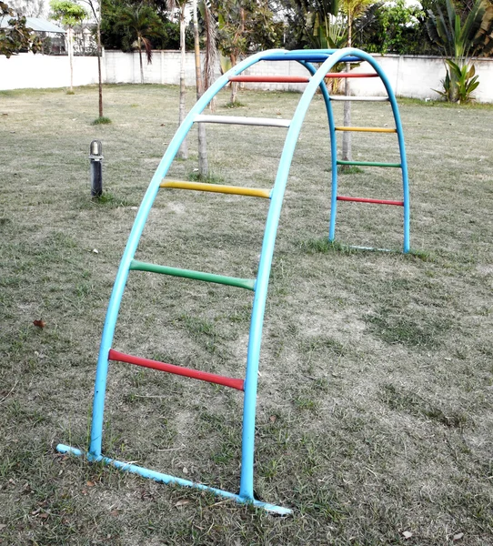 Escalera curva juguete en parque infantil — Foto de Stock