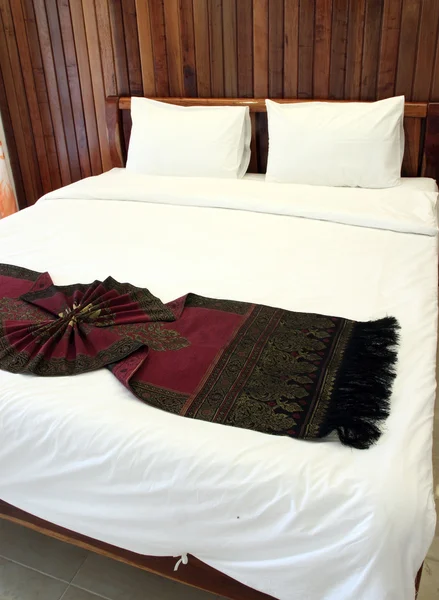 Beau lit double dans un cadre traditionnel thaïlandais — Photo