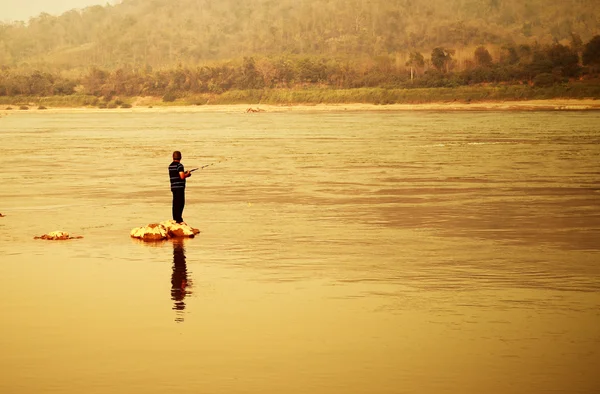 Людина, що риболовля на річці Меконг на Loei, Таїланд — стокове фото