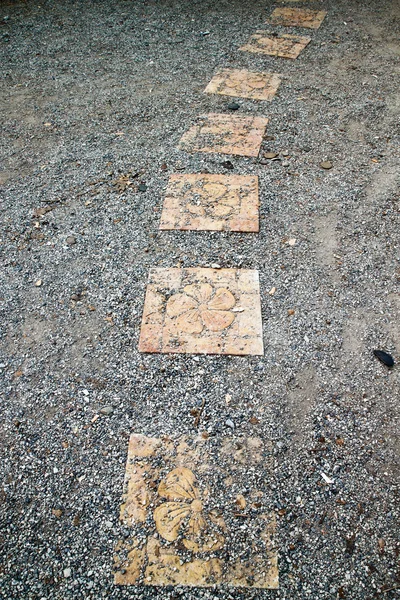 Stone pathway with limestone — Stock Photo, Image