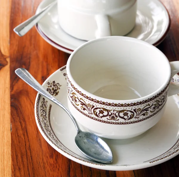 Une tasse de café vide sur une table en bois — Photo