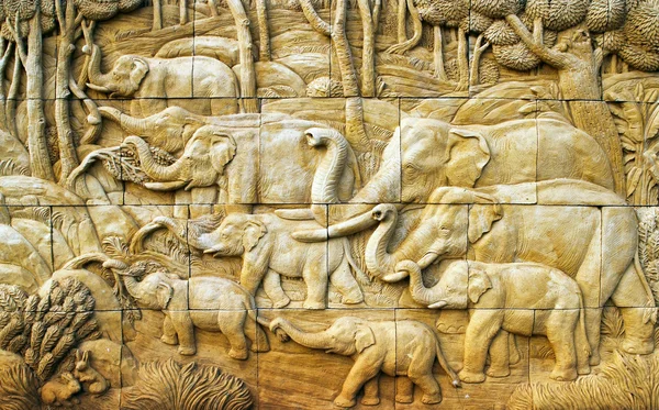 Éléphant sculpté sur un mur de pierre — Photo