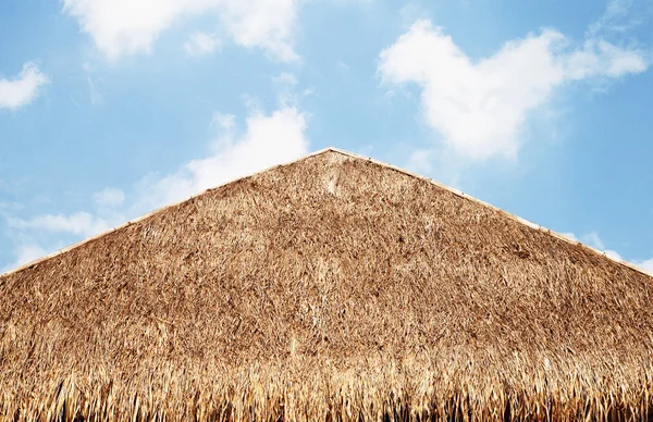 Das Strohdach mit blauem Himmel — Stockfoto