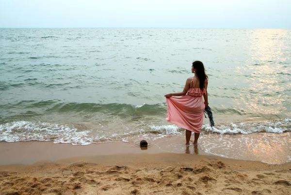 Porträtt av vacker ung kvinna på strand — Stockfoto