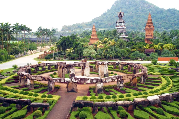 公园东巴在泰国，灌木丛生长在几何 figur — 图库照片