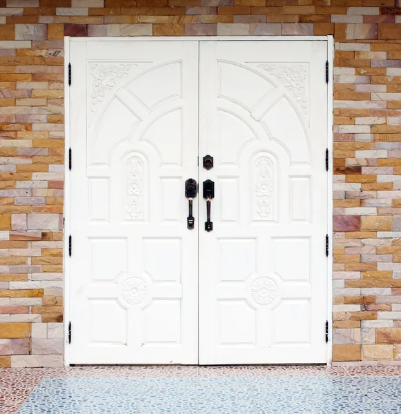 Білі дерев'яні двері текстури на фоні цегляної стіни — стокове фото
