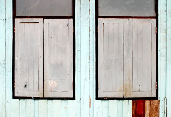 Deux fenêtres en bois sur mur en bois — Photo