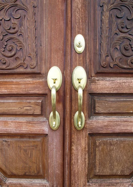 Poignées de porte avec une vieille porte double — Photo