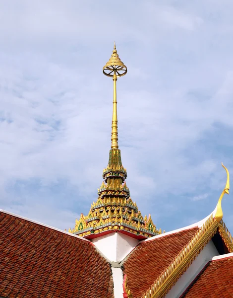 Warstwa na dachu świątyni z niebieskim tle nieba — Zdjęcie stockowe