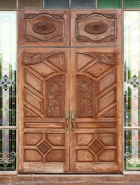 Starożytne drewniane drzwi i tekstury w świątyni — Zdjęcie stockowe