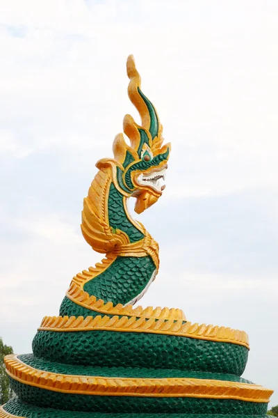 Thaise draak of koning van Naga standbeeld — Stockfoto