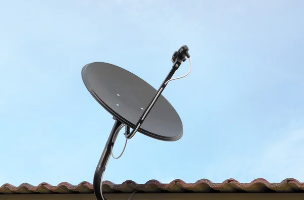 Satellitenschüssel auf dem Dach — Stockfoto