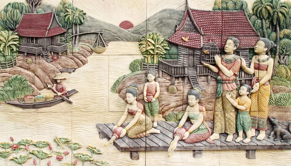 Culture thaïlandaise sculpture de pierre sur le mur du temple — Photo