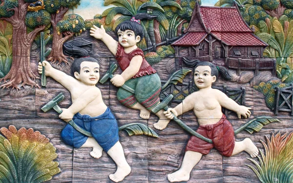 Einheimische Kultur thailändischer Stuck an der Tempelwand, Thailand — Stockfoto