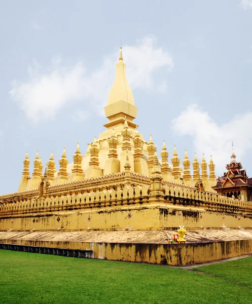 Pagada dorée dans le temple Pha-That Luang, Vientiane, Voyage au Laos — Photo
