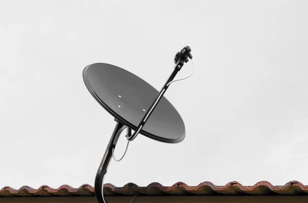 Satellietschotel op het dak — Stockfoto