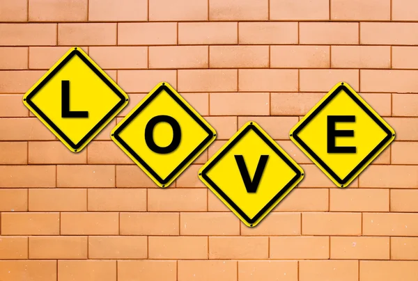 Znak miłości na mur z cegły — Zdjęcie stockowe