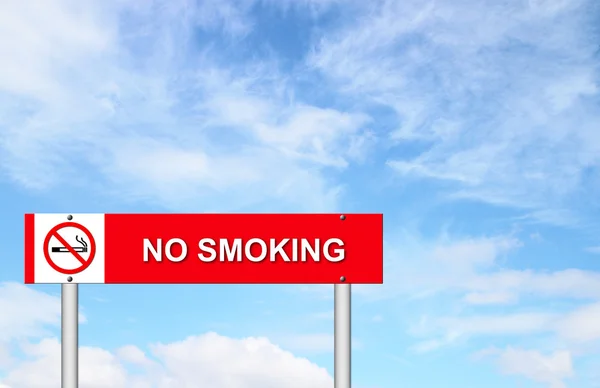 Não fumar sinal com céu azul — Fotografia de Stock