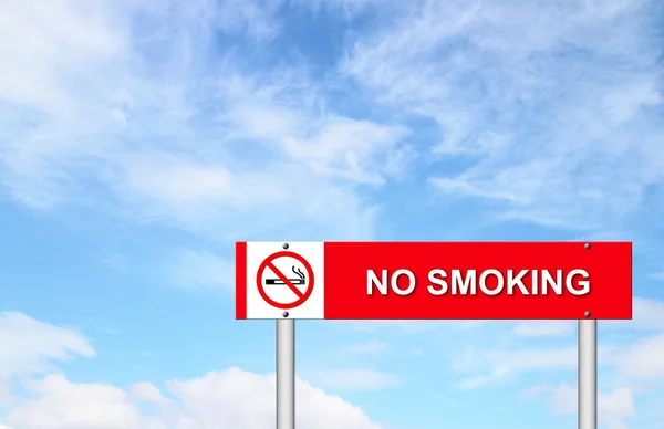 Запрещающий курение знак с синим небом — стоковое фото