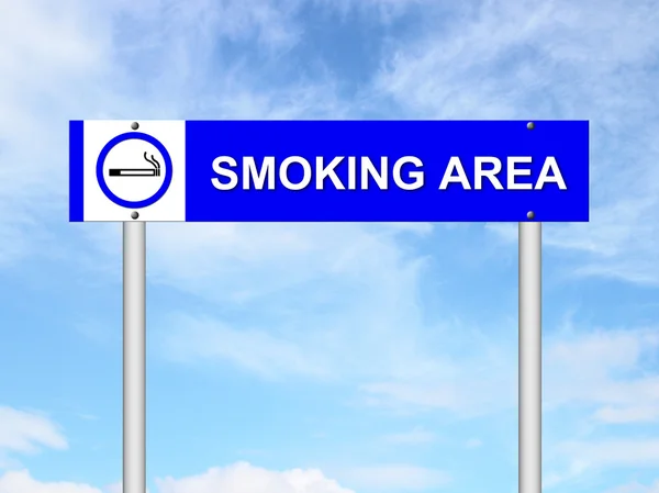 Área de fumar sinal com céu azul — Fotografia de Stock