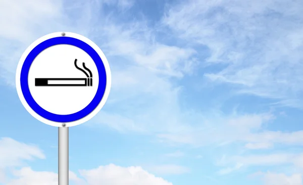 Raucherbereich Schild mit blauem Himmel — Stockfoto
