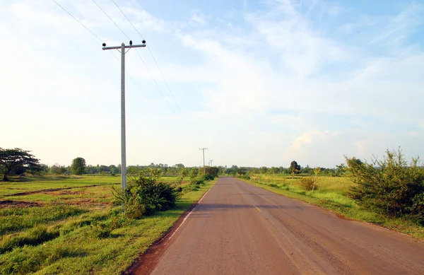 Un camino rural que atraviesa campos verdes — Foto de Stock