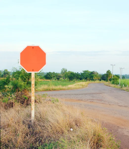 Красный знак на проселочной дороге — стоковое фото