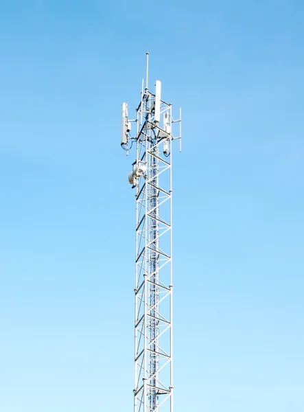 Башня мобильной связи с голубым небом — стоковое фото