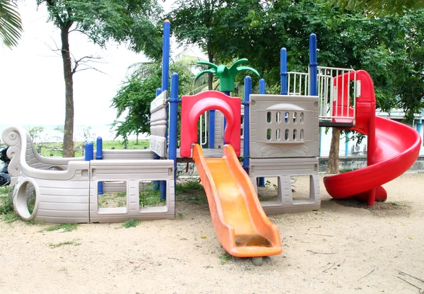 Parques infantiles en el parque — Foto de Stock