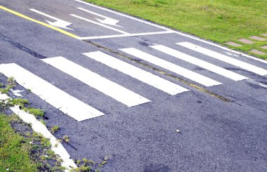 Zebra yolu asfalt yol yüzeyinde