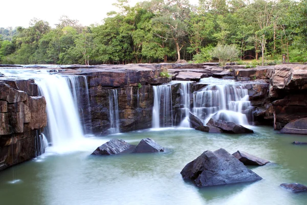 Cascade Tadtone dans la forêt climatique de Thaïlande perspective supérieure — Photo