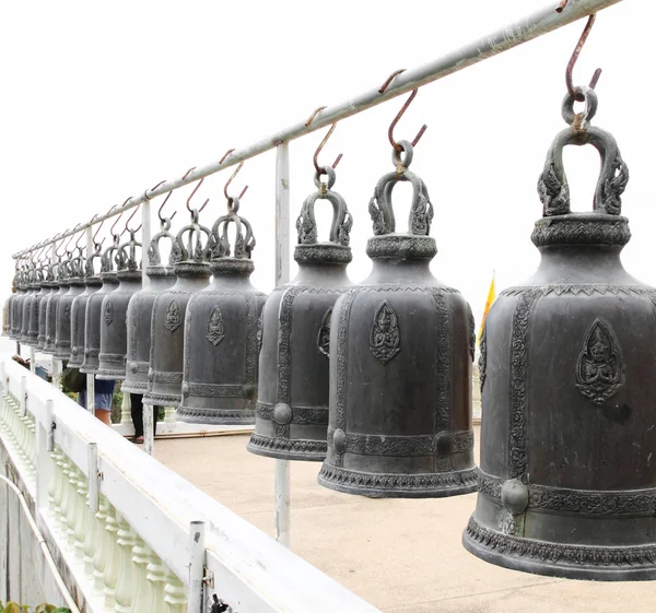 Бронзовый колокол в храме — стоковое фото