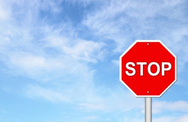 Dur işareti mavi gökyüzü ile