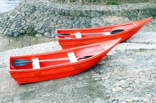 赤い手漕ぎボート — ストック写真