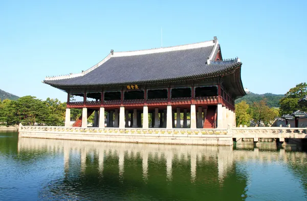 Emperor palace at Seoul. South Korea. Lake. Building. Reflection — Stock Photo, Image