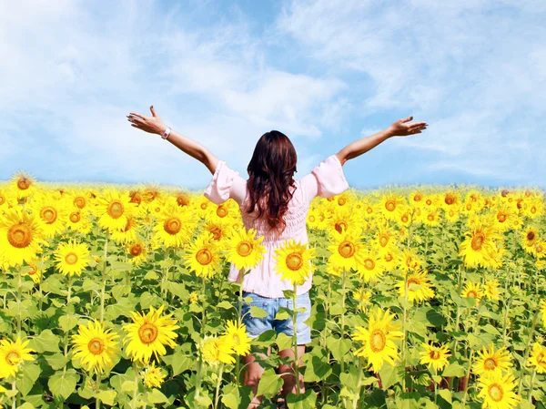 Ayçiçeği tarlasında kadınlar