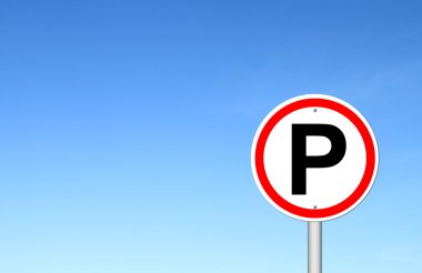 üzerinde mavi gökyüzü işareti otopark