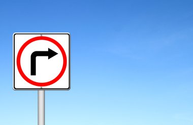 trafik işareti çevirmek doğru üzerinde mavi gökyüzü göstermek