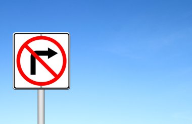 Yol işareti üzerinde mavi gökyüzü doğru çevirme