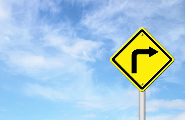 Mavi gökyüzü ile uyarı yol işaret - sağ dönüş