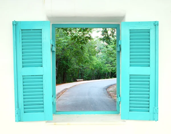 Kreikan tyyli ikkunat käyrä tie — kuvapankkivalokuva