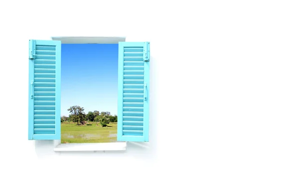 Окна в греческом стиле с видом на страну — стоковое фото