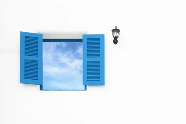 Finestre in stile greco e lampada con cielo blu — Foto Stock