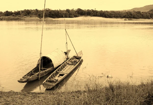 メコン川に木製のボート — ストック写真