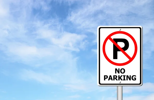 Výstraha-zákaz parkování s modrou oblohou — Stock fotografie