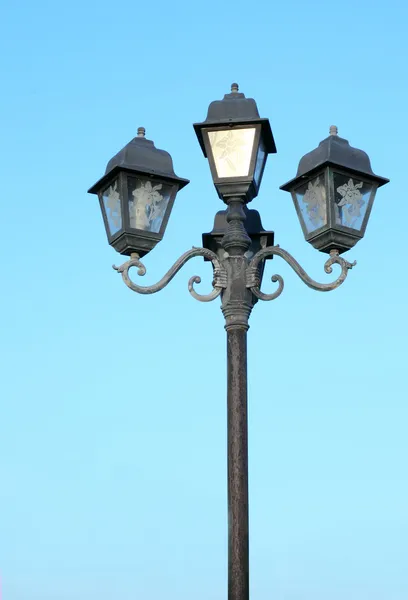 Oude straat licht tegen blauwe hemel — Stockfoto